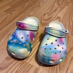 Women rainbow croc size 7
